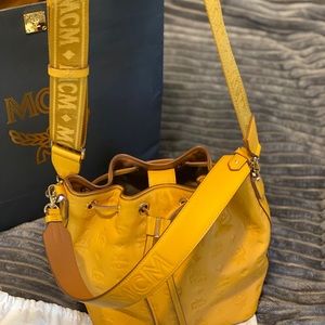 MCM HB  DRAWSTRING BUCKET PURSE